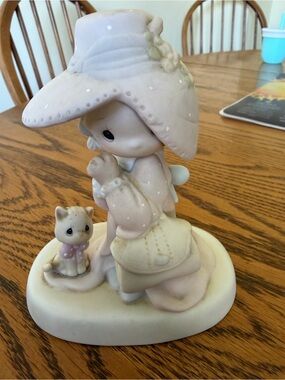 Precious Moments "To A very Special Mom" Mothers Day Figurine 1983